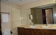 Toilet Kamar 4 Hanpro - Luxury Serviced Apartment in Royal City