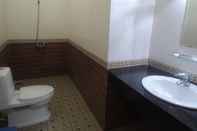 Phòng tắm bên trong Truc Quynh Hotel