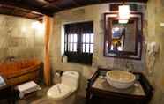 Phòng tắm bên trong 2 Vinh Hung Heritage Hotel 