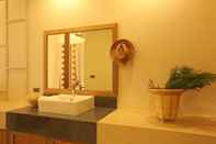 Toilet Kamar Navela Hotel & Banquet