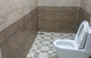 Toilet Kamar 7 Ha Giang 2 Hotel Bao Loc