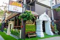 Exterior CM Night Bazaar Boutique