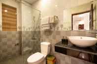 Phòng tắm bên trong Family Hotel Hoi An