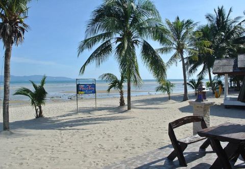 Nearby View and Attractions Mac's Bay Resort