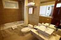 Toilet Kamar Blue Hanoi Hotel