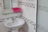 Phòng tắm bên trong Pink Lotus Hotel