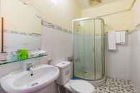 Phòng tắm bên trong Quoc Thang Hotel