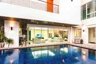 Swimming Pool Kyerra Villa