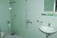 In-room Bathroom Hung Lam Hotel