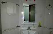 Phòng tắm bên trong 6 Minh Ha Hotel Binh Tan