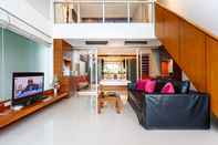 Lobby The Quarter Duplex by Lofty Villas