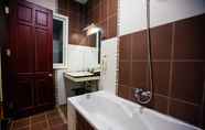 Phòng tắm bên trong 7 Song Nhat Hotel