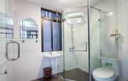 In-room Bathroom 6 QMP Friendly House TK