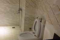 In-room Bathroom Tran Long Hotel Binh Duong