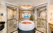 Toilet Kamar 6 Royal Wing Suites & Spa Pattaya