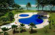 สระว่ายน้ำ 3 Borneo Beach Villas