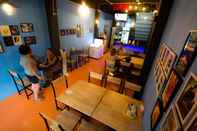 Bar, Cafe and Lounge Love Hostel & Cafe