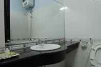 Phòng tắm bên trong My Hanh Hotel