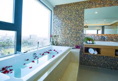 Phòng tắm bên trong 6 Nam Hotel and Residences