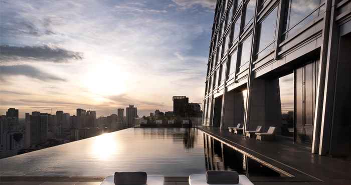 สระว่ายน้ำ The Okura Prestige Bangkok (SHA Plus+)