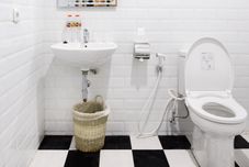 In-room Bathroom Omah Njonja Bed & Brasserie