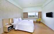 Kamar Tidur 6 Whiz Prime Hotel Sudirman Cilacap