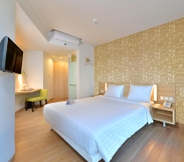 Kamar Tidur 2 Whiz Prime Hotel Sudirman Cilacap