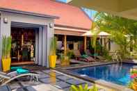 สระว่ายน้ำ Hideaway Villa