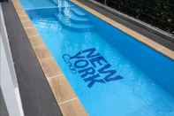 Kolam Renang New York Condo by Renvio