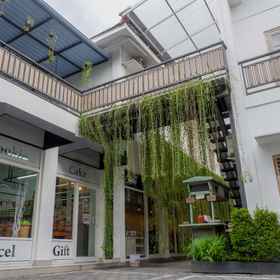 Exterior / Building 1 Remen Room Bed & Breakfast, Superindo Urip Sumoharjo Hotels