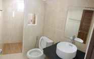 Toilet Kamar 7 Jai House Phuket