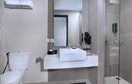ห้องน้ำภายในห้อง 5 Hotel Neo Gajah Mada Pontianak by ASTON  