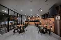 บาร์ คาเฟ่ และเลานจ์ Hotel Neo Gajah Mada Pontianak by ASTON  