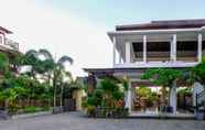 Bangunan 3 Friends Beach Hotel