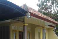 Luar Bangunan Jelajah Batukaras Homestay