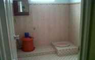 Toilet Kamar 6 Jelajah Batukaras Homestay