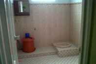 Toilet Kamar Jelajah Batukaras Homestay