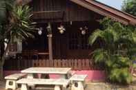 Exterior Baan Namprik Platoo Koh Larn