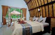 Bedroom 5 Warna Beach Hotel