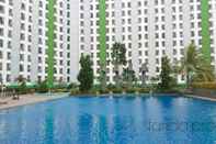 สระว่ายน้ำ Apartemen Green Lake View By Farida Property