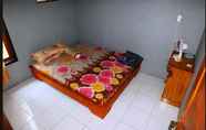 Kamar Tidur 4 HR Guesthouse