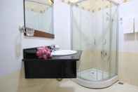 Toilet Kamar Phat Thinh Hotel