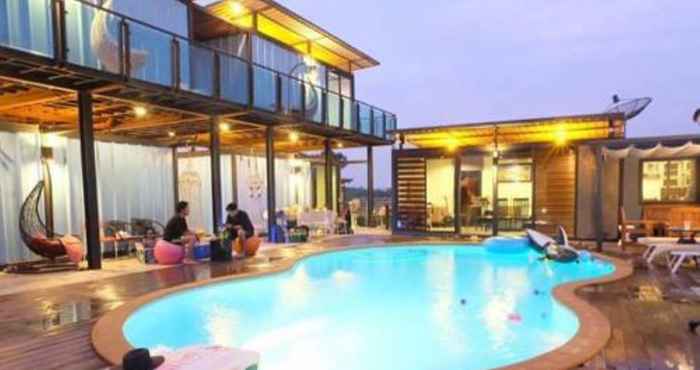 สระว่ายน้ำ Blue Container Pool Villa