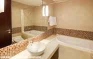 In-room Bathroom 6 Hoa Binh Green