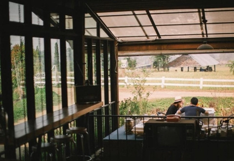 Lobby Romance Another Story in Pai