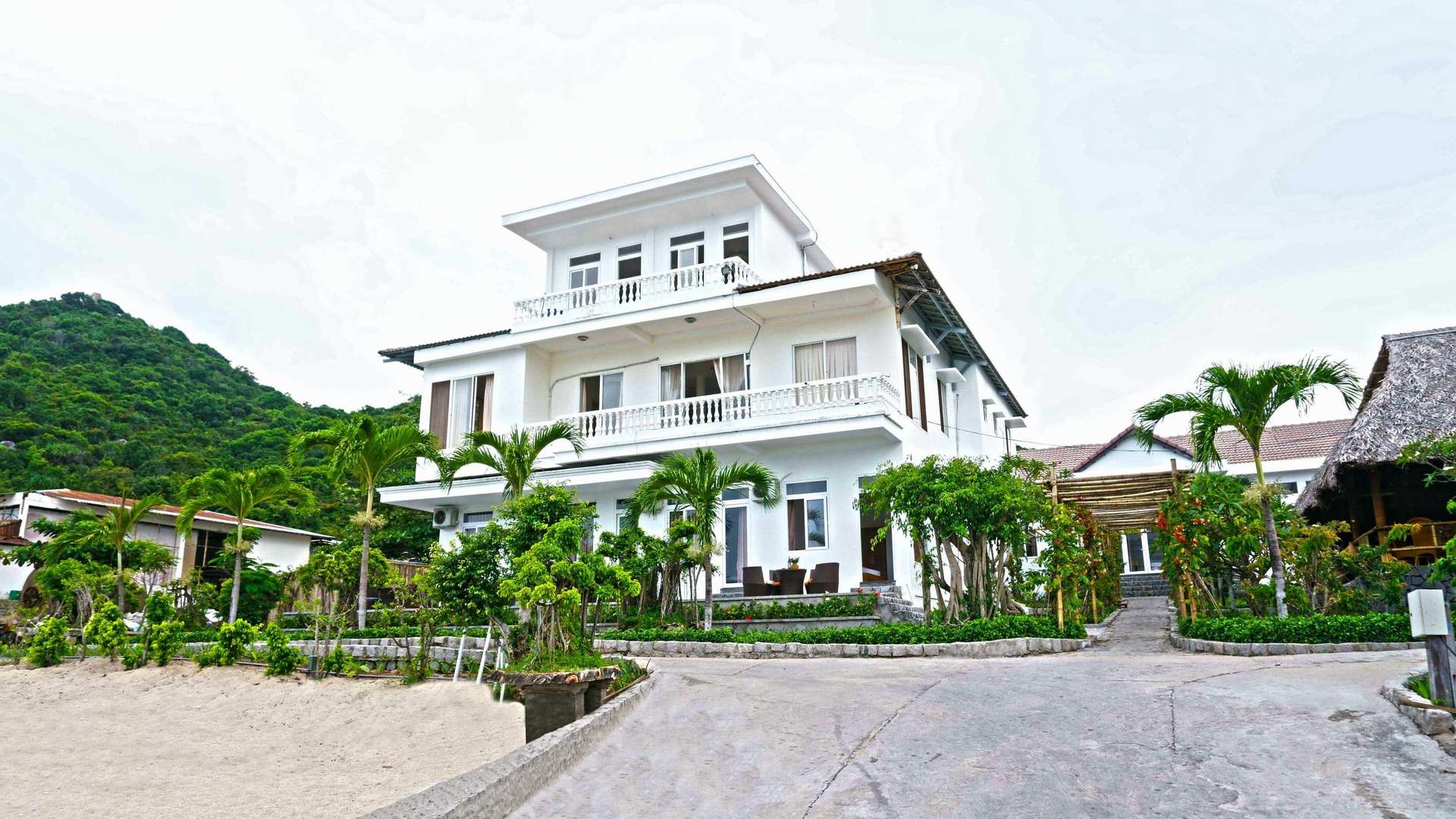 The Light Coral Island Resort - khách sạn gần biển Dốc Lết”