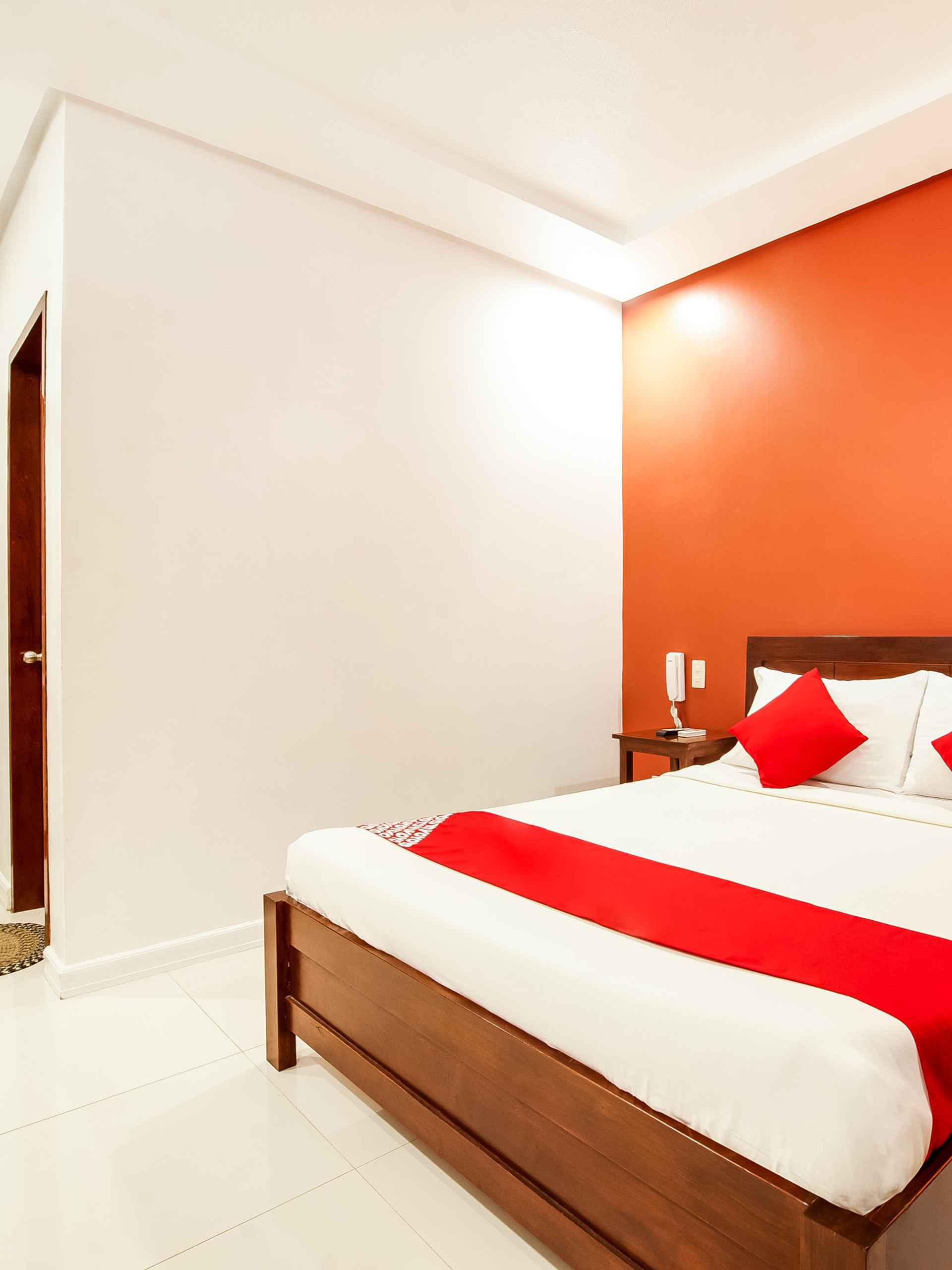 Bedroom OYO 402 Royale Parc Hotel 