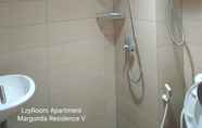 Toilet Kamar 7 Apartmen Margonda Residence IV & V by LzyRoom