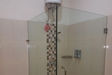 Bilik Mandi dalam Bilik Premiere Room at Apartment Suhat Malang (FCN)