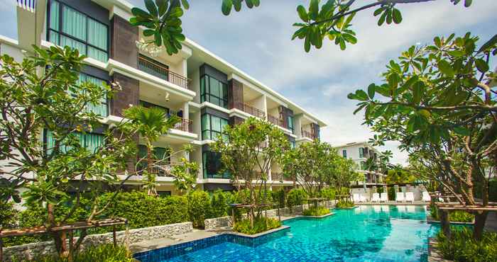 Kolam Renang The Title Condo by TropicLook